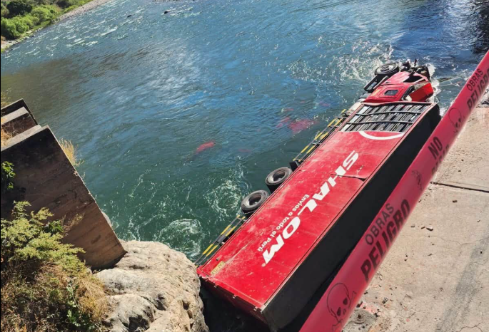 TRÁILER DE SHALOM CAE AL RÍO Y BLOQUEA LA CARRETERA INTEROCEÁNICA ENTRE CHALHUANCA Y ABANCAY